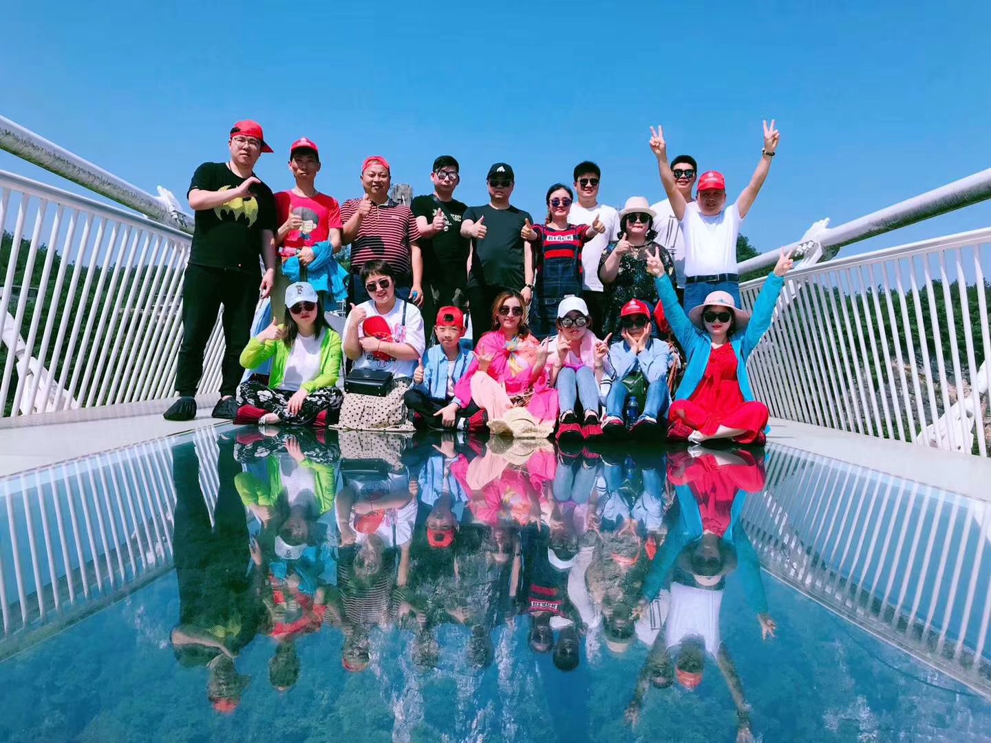 旅游季 | 趁着阳光正好，微风不燥，荣兴的家人们来一场张家界五日游