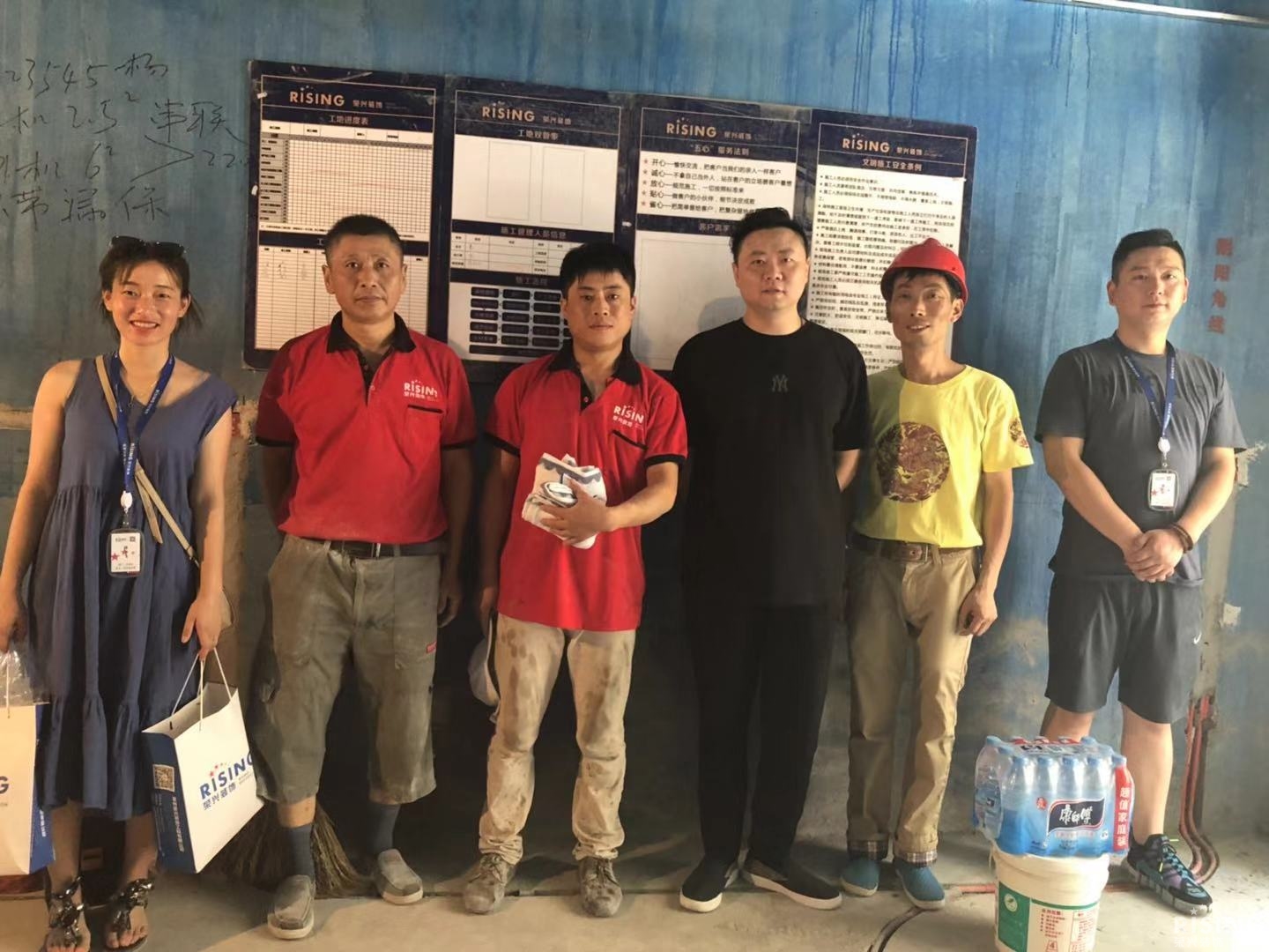 荣兴装饰•暖心行动 | 孙总亲自莅临绿都万和城三十多家施工工地,给一线工人送来慰问!